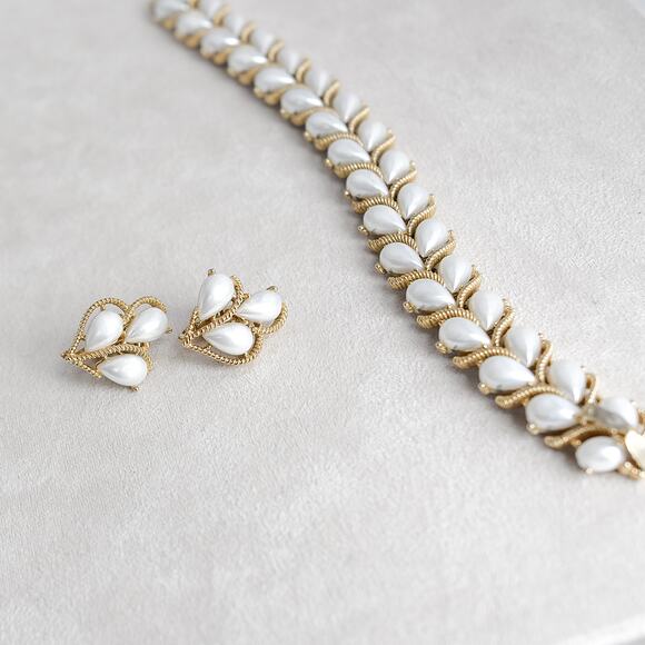 Vintage Crown Trifari Faux Pearl Bracelet Clip On Earrings Set Gold Tone - Picture 8 of 11